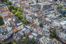 909003 Overzicht van een deel van de binnenstad van Utrecht, vanaf de Domtoren, uit het noordwesten, met links op de ...